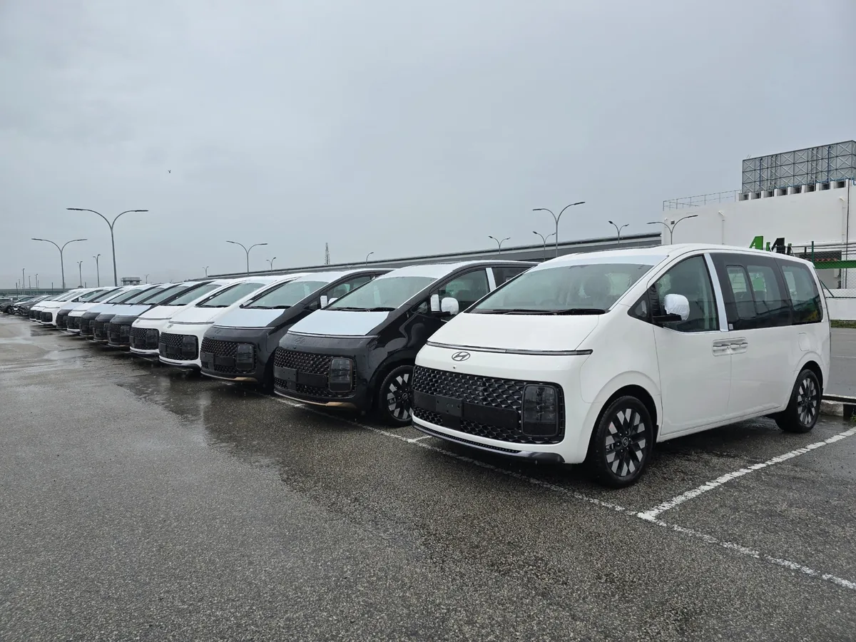 รถ Hyundai STARIA Diesel Premium รุ่นนำเข้าจากมาเลเซีย Hyundai STARIA Diesel Premium รุ่นนำเข้าจากมาเลเซีย จอดเรียงในพื้นที่โรงงานท่ามกลางฝน