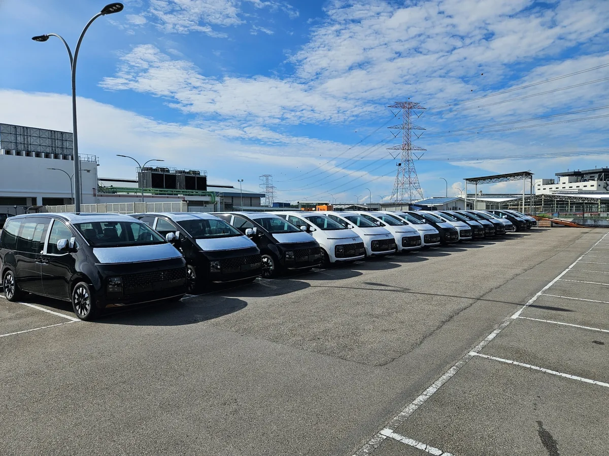 Hyundai STARIA Diesel Premium รุ่นนำเข้าจากมาเลเซีย รถ Hyundai STARIA Diesel Premium รุ่นนำเข้าจากมาเลเซีย จอดเรียงหลายคันในโรงงาน