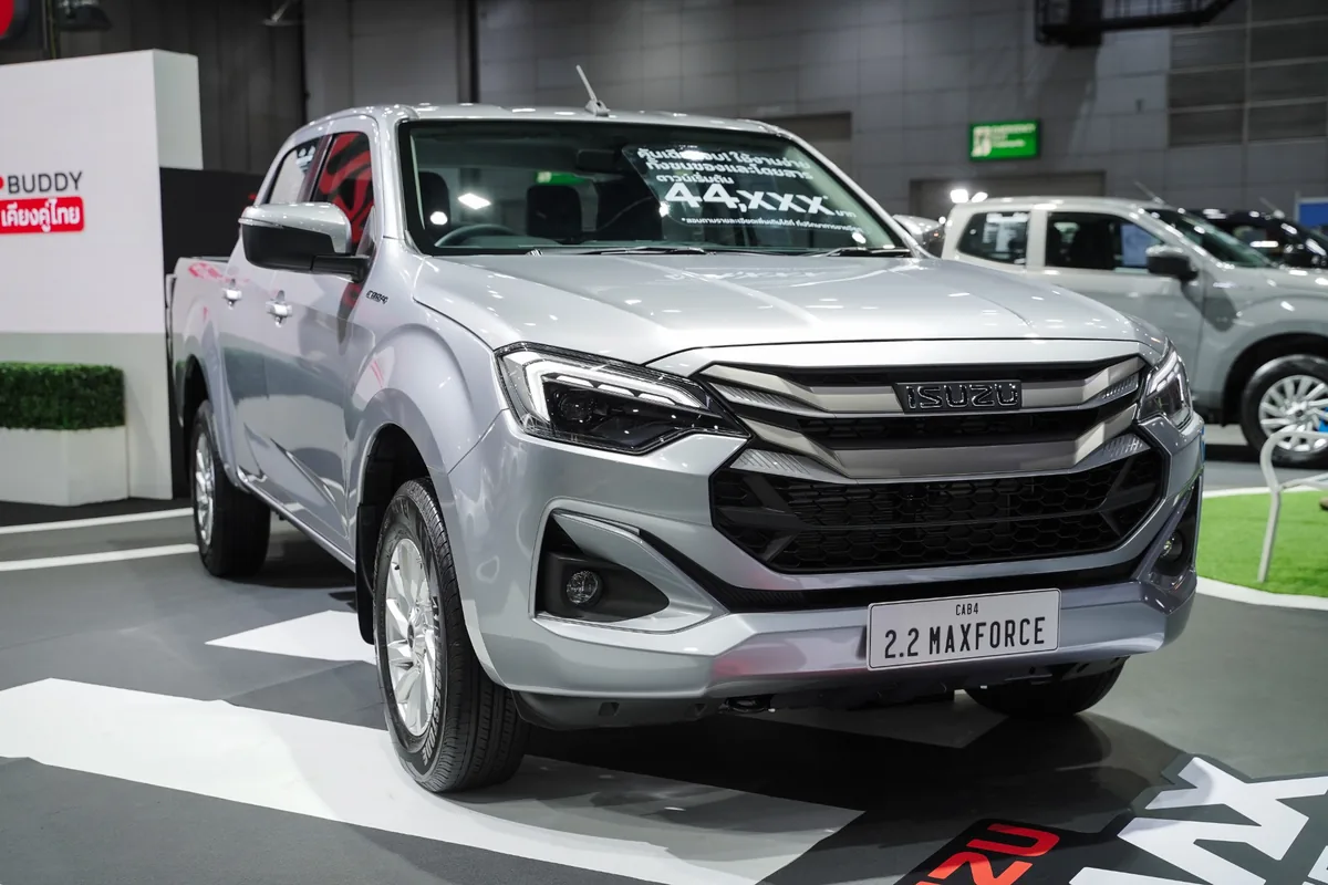 Isuzu D-Max Cab4 2.2 MAXFORCE สี Bohemian Silver Isuzu D-Max Cab4 2.2 Ddi MAXFORCE เกรด L สี Bohemian Silver Metallic มุมด้านหน้า