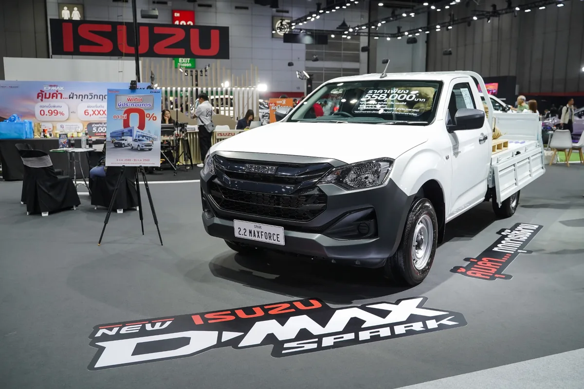 Isuzu D-Max Spark Cab-Chassis 2.2 MAXFORCE สีขาว Isuzu D-Max Spark Cab-Chassis 2.2 Ddi MAXFORCE สี Siberian White มุมด้านหน้า