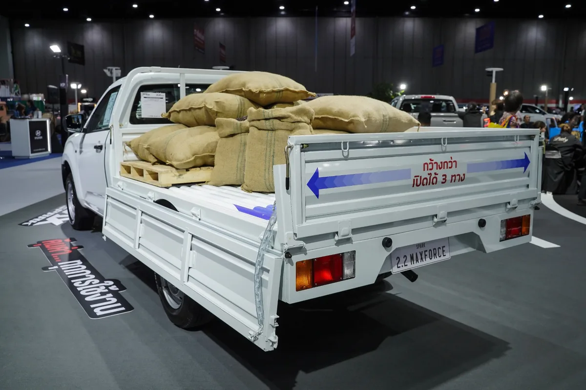Isuzu D-Max Spark Flat Deck 2.2 MAXFORCE มุมด้านหลัง Isuzu D-Max Spark Cab-Chassis 2.2 Ddi MAXFORCE กระบะพื้นเรียบ Flat Deck สี Siberian White มุมด้านหลัง