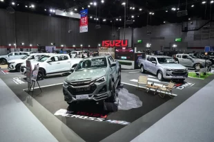 ภาพรวมบูธอีซูซุ พร้อม Isuzu V-Cross 4x4 และรถ D-MAX หลายรุ่นในงาน FAST Auto Show Thailand 2026