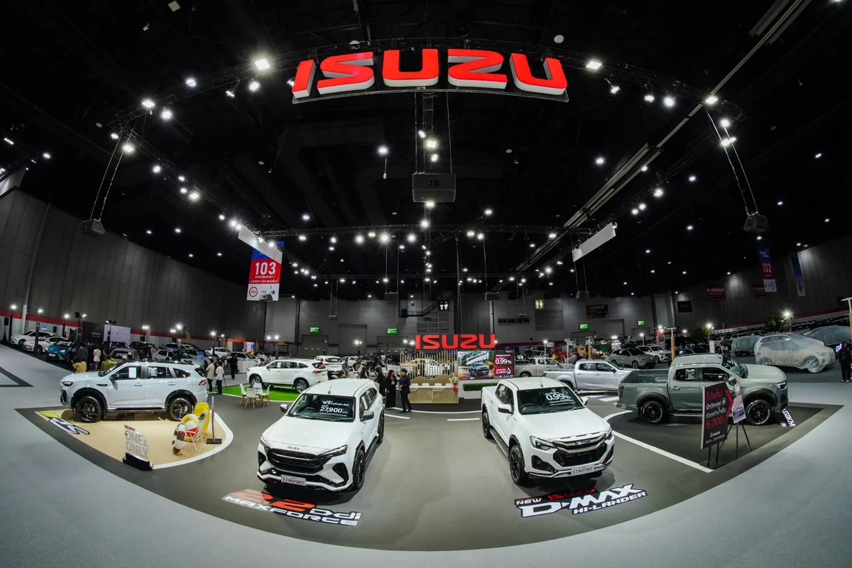 บรรยากาศบูธอีซูซุในงาน FAST Auto Show Thailand 2026 ภาพมุมกว้างบูธอีซูซุ พร้อมรถ MU-X และ D-MAX ภายในงาน FAST Auto Show Thailand 2026