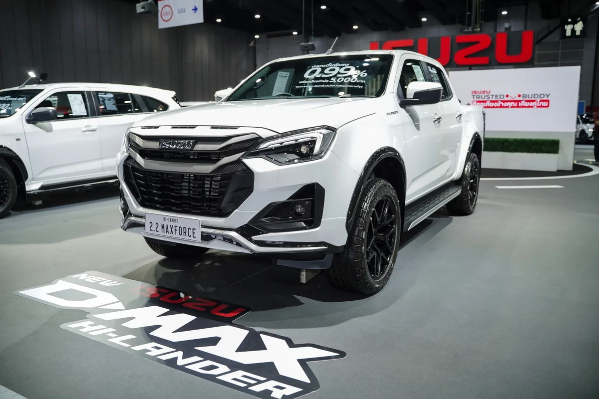 Isuzu Hi-Lander 2.2 MAXFORCE แต่งพิเศษ สีขาว Isuzu Hi-Lander 2.2 Ddi MAXFORCE 4 ประตู สี Dolomite White Pearl ตกแต่งพิเศษ มุมด้านหน้า