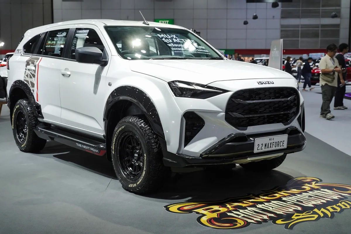 Isuzu MU-X Active 2.2 MAXFORCE แต่งพิเศษ มุมด้านหน้า Isuzu MU-X Active 2.2 Ddi MAXFORCE สี Dolomite White Pearl ตกแต่งพิเศษ มุมด้านหน้า