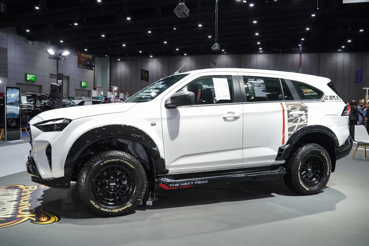 Isuzu MU-X Active 2.2 MAXFORCE แต่งพิเศษ มุมด้านข้าง Isuzu MU-X Active 2.2 Ddi MAXFORCE สี Dolomite White Pearl ตกแต่งพิเศษ มุมด้านข้าง