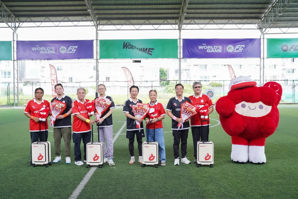 พิธีมอบรางวัล Isuzu Press Sports Day 2026 กับน้องยูจัง ผู้บริหารอีซูซุและสื่อมวลชนร่วมถ่ายภาพรับรางวัลกับน้องยูจัง