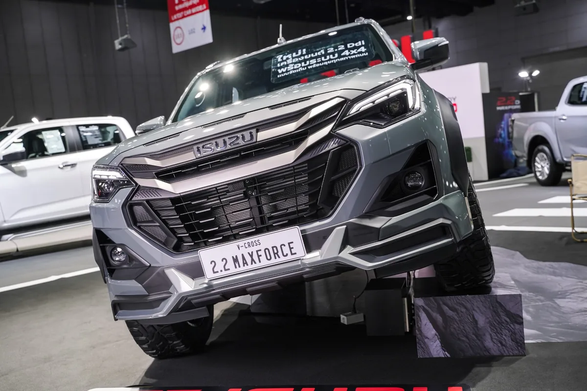 Isuzu V-Cross 4x4 2.2 MAXFORCE สี Inishmore Gray Isuzu V-Cross 4x4 2.2 Ddi MAXFORCE สี Inishmore Gray Opaque ตกแต่งพิเศษ มุมด้านหน้า