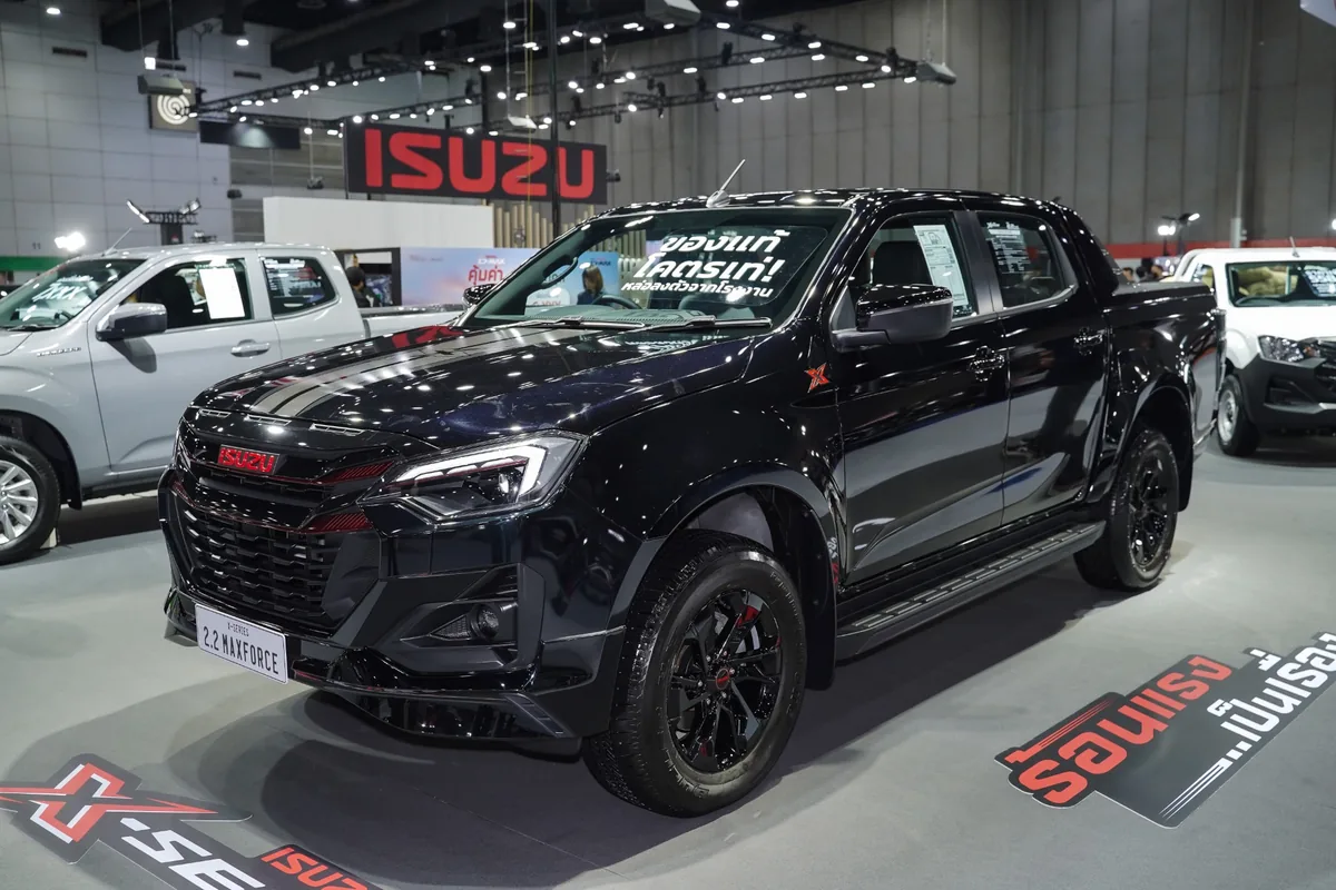 Isuzu X-Series Hi-Lander 2.2 MAXFORCE สีดำ Isuzu X-Series Hi-Lander 2.2 Ddi MAXFORCE สี Bavarian Black Mica มุมด้านหน้