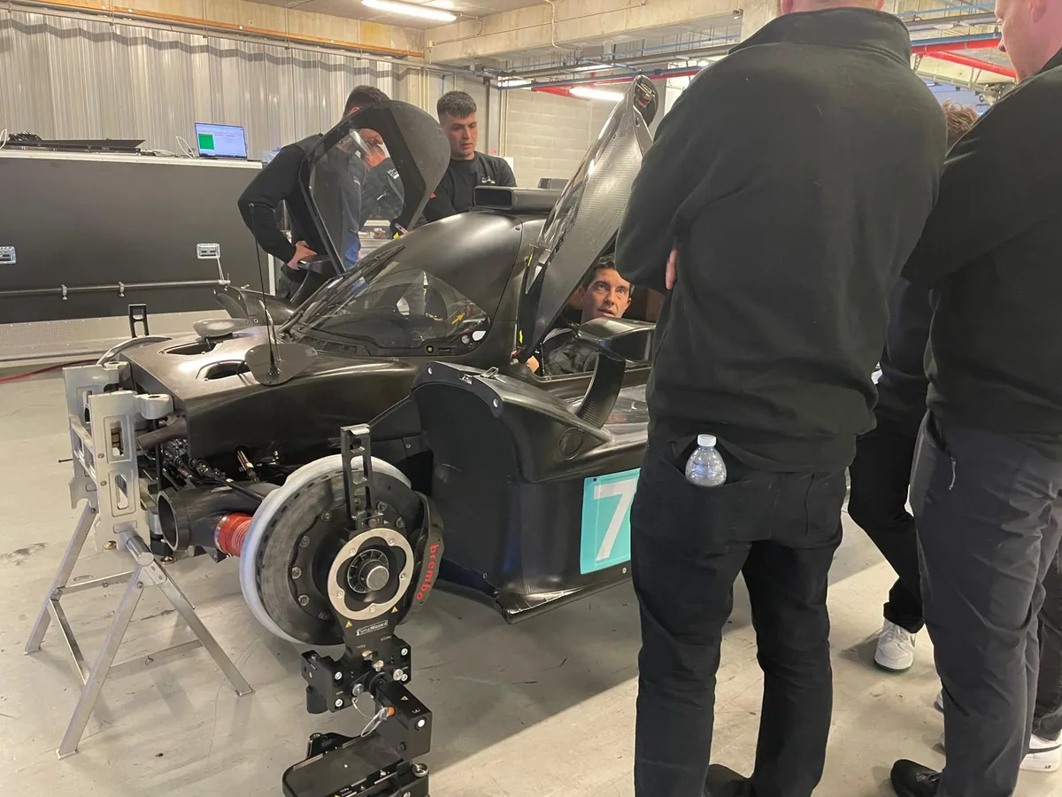 ทีมแข่งตรวจสอบ cockpit รถแข่ง LMP2 ทีมงานตรวจสอบห้องโดยสารรถแข่ง LMP2 ก่อนการทดสอบ