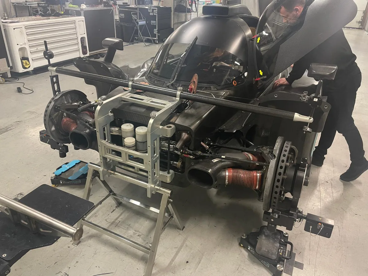 การเตรียมรถแข่ง LMP2 สำหรับโปรแกรมมอเตอร์สปอร์ต รถแข่ง LMP2 ระหว่างการเตรียมความพร้อมภายในโรงรถทีมแข่ง