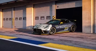 Maserati Project GT4 มุมหน้าสามส่วน จอดอยู่บริเวณพิทเลน