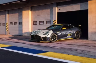 Maserati Project GT4 มุมหน้าสามส่วน จอดอยู่บริเวณพิทเลน