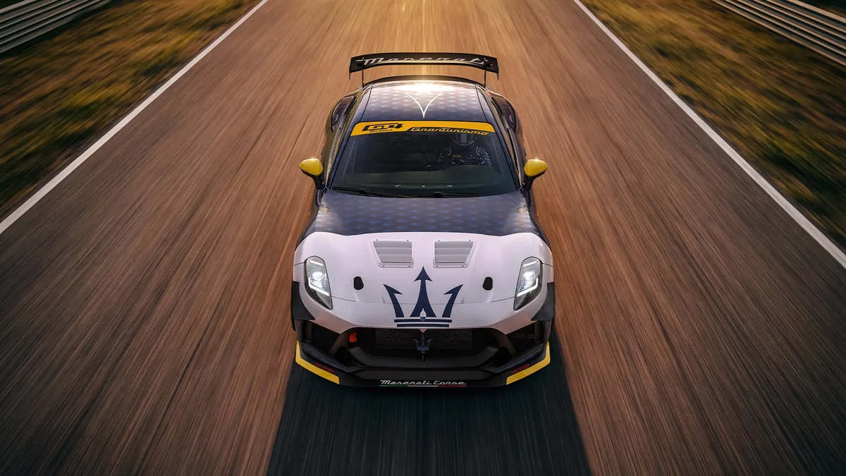 Maserati Project GT4 ขณะวิ่งบนสนาม Maserati Project GT4 มุมสูงด้านหน้า ขณะวิ่งบนสนาม