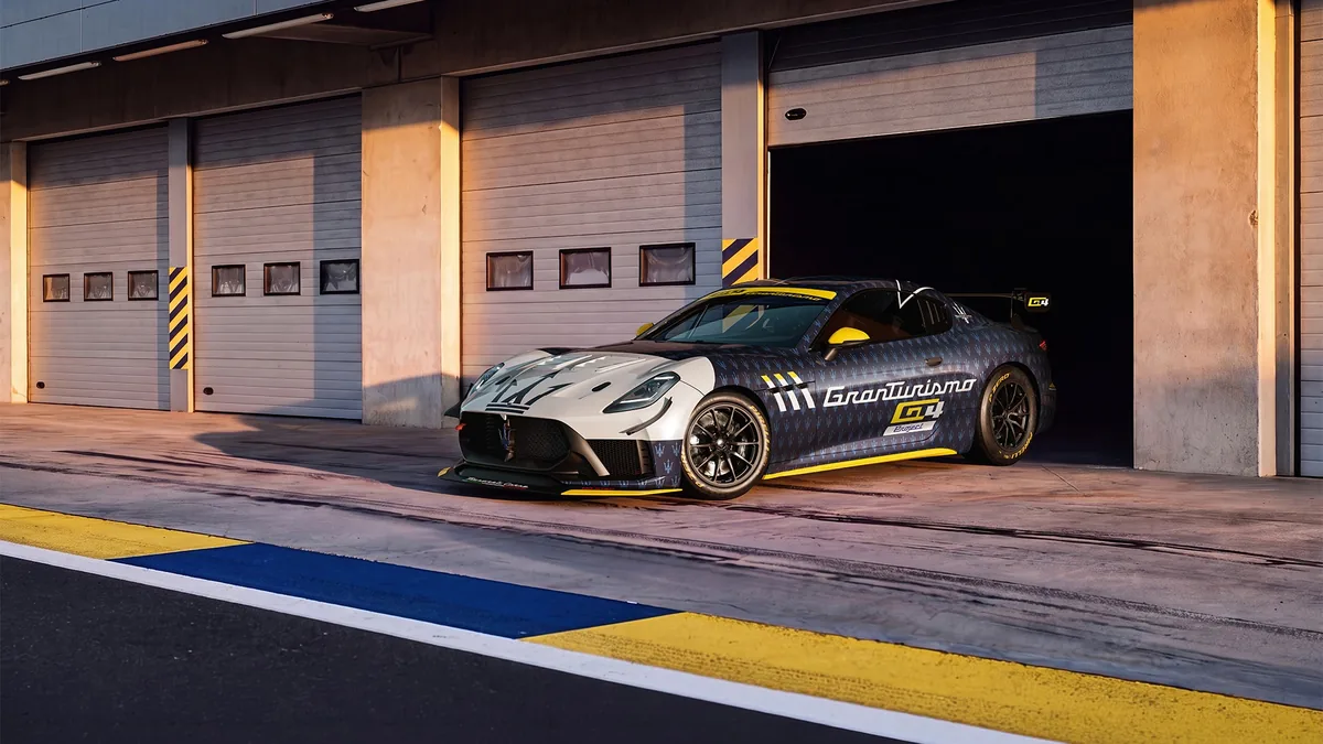 Maserati Project GT4 มุมหน้าสามส่วน Maserati Project GT4 มุมหน้าสามส่วน จอดอยู่บริเวณพิทเลน