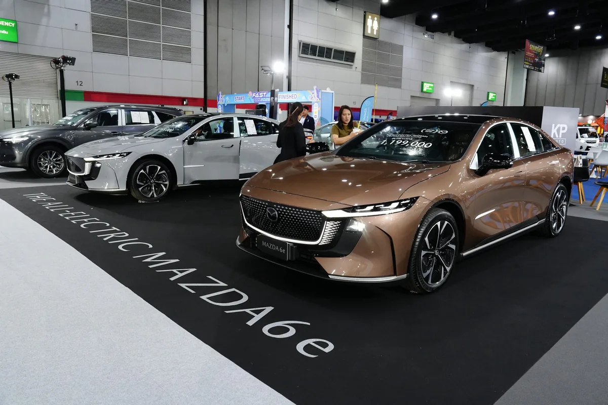 Mazda 6e ในงาน FAST Auto Show Thailand 2026 Mazda 6e รถยนต์ไฟฟ้าจัดแสดงพร้อมรถ Mazda รุ่นอื่นในงาน FAST Auto Show Thailand 2026