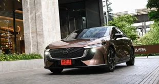 The All-Electric Mazda6e จอดหน้าอาคาร APAC Tower มุมด้านหน้าเฉียง