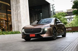 The All-Electric Mazda6e จอดหน้าอาคาร APAC Tower มุมด้านหน้าเฉียง