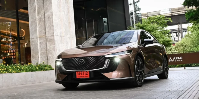 The All-Electric Mazda6e จอดหน้าอาคาร APAC Tower มุมด้านหน้าเฉียง