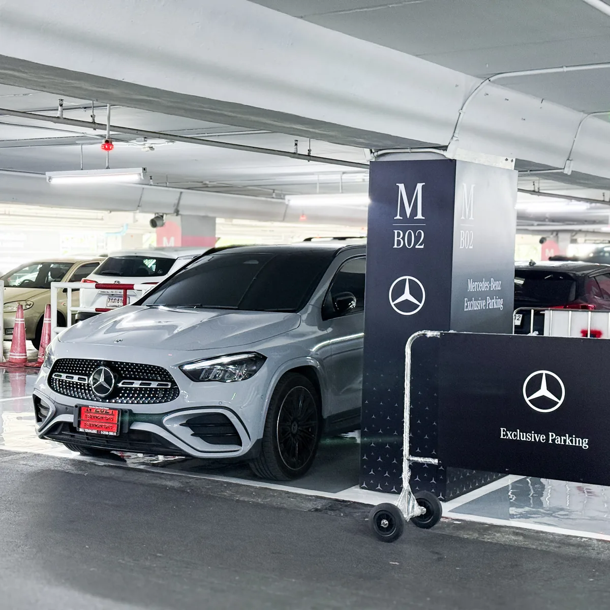 Mercedes-Benz Exclusive Parking บริเวณเสา B02 รถยนต์เมอร์เซเดส-เบนซ์สีขาวในโซน Exclusive Parking บริเวณเสา B02 เดอะมอลล์ไลฟ์สโตร์ บางกะปิ
