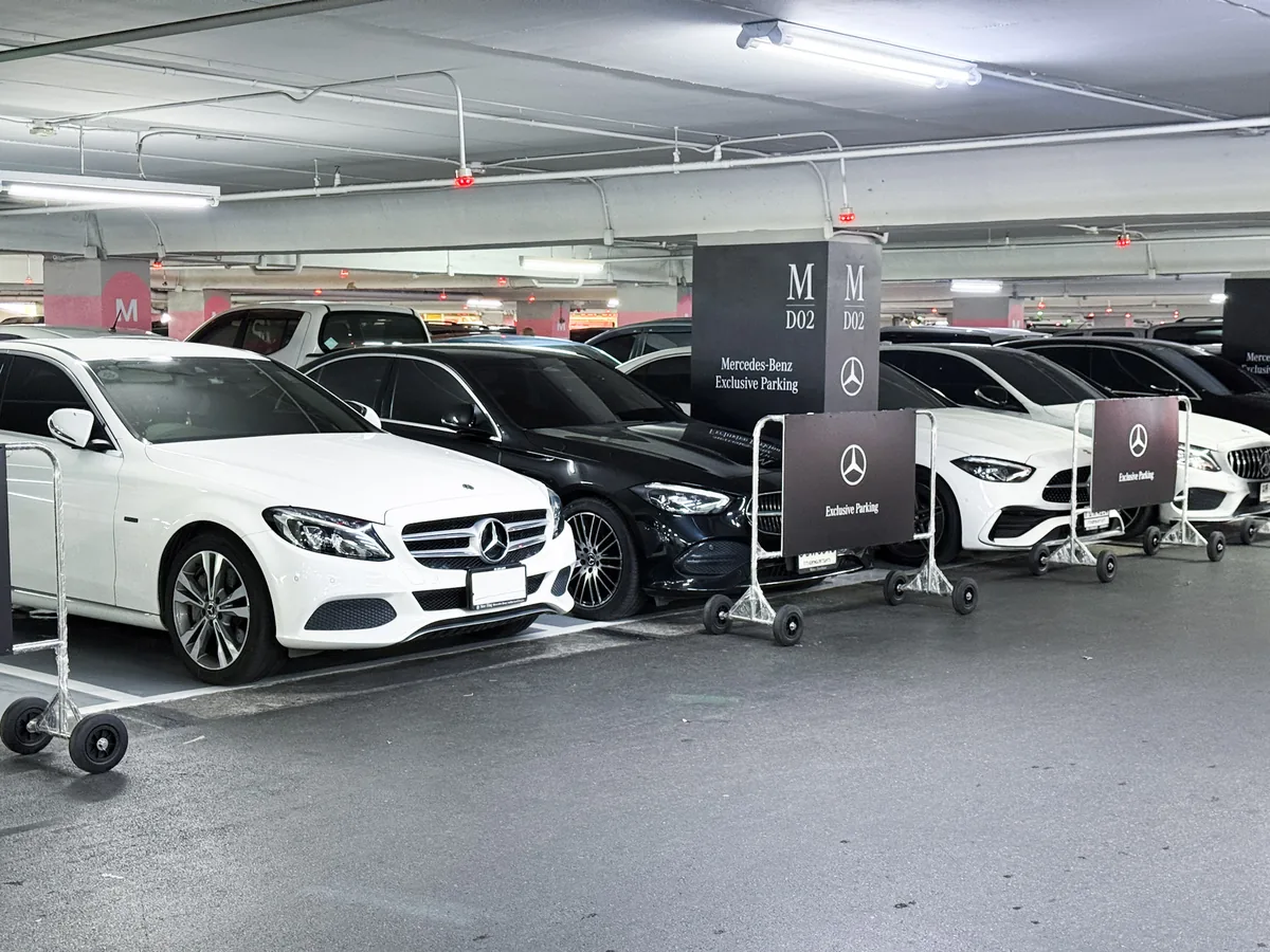 โซนจอดรถพิเศษ Mercedes-Benz บริเวณเสา D02 รถยนต์เมอร์เซเดส-เบนซ์ในโซน Exclusive Parking บริเวณเสา D02 เดอะมอลล์ไลฟ์สโตร์ บางกะปิ