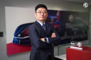 นายเจียง ฮุย กรรมการผู้จัดการ MG ประเทศไทยคนใหม่ พร้อมโลโก้ SAIC และ MG