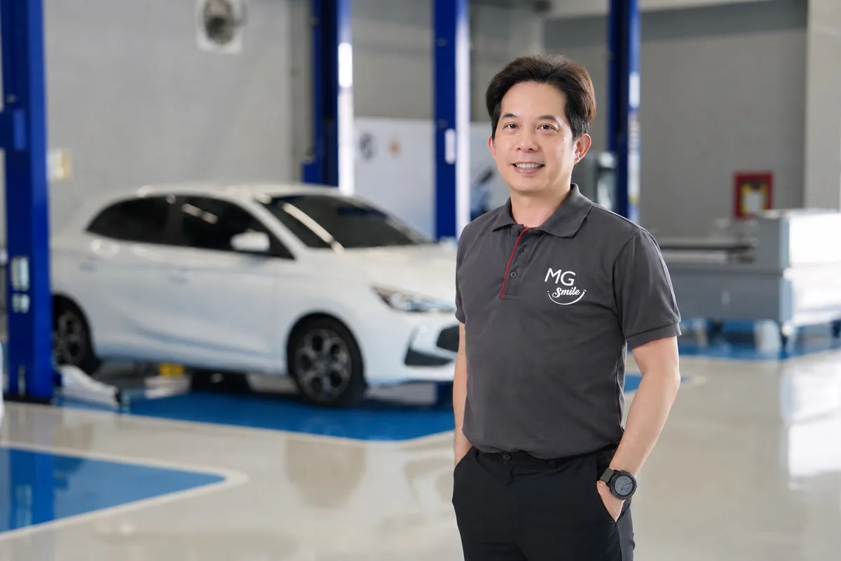 ผู้บริหาร MG กับแนวคิดบริการหลังการขาย MG SMILE ผู้บริหารเอ็มจีภายในศูนย์บริการ พร้อมรถยนต์ MG ที่เข้ารับการดูแล