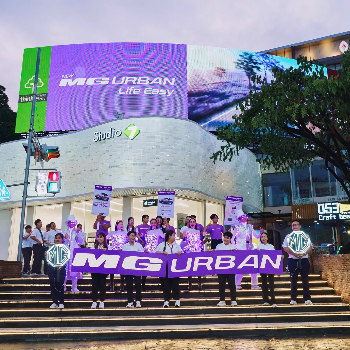 กิจกรรม MG URBAN หน้าเมญ่า เชียงใหม่ ช่วงกลางคืน บรรยากาศกิจกรรม MG URBAN หน้าเมญ่า เชียงใหม่ ช่วงกลางคืน