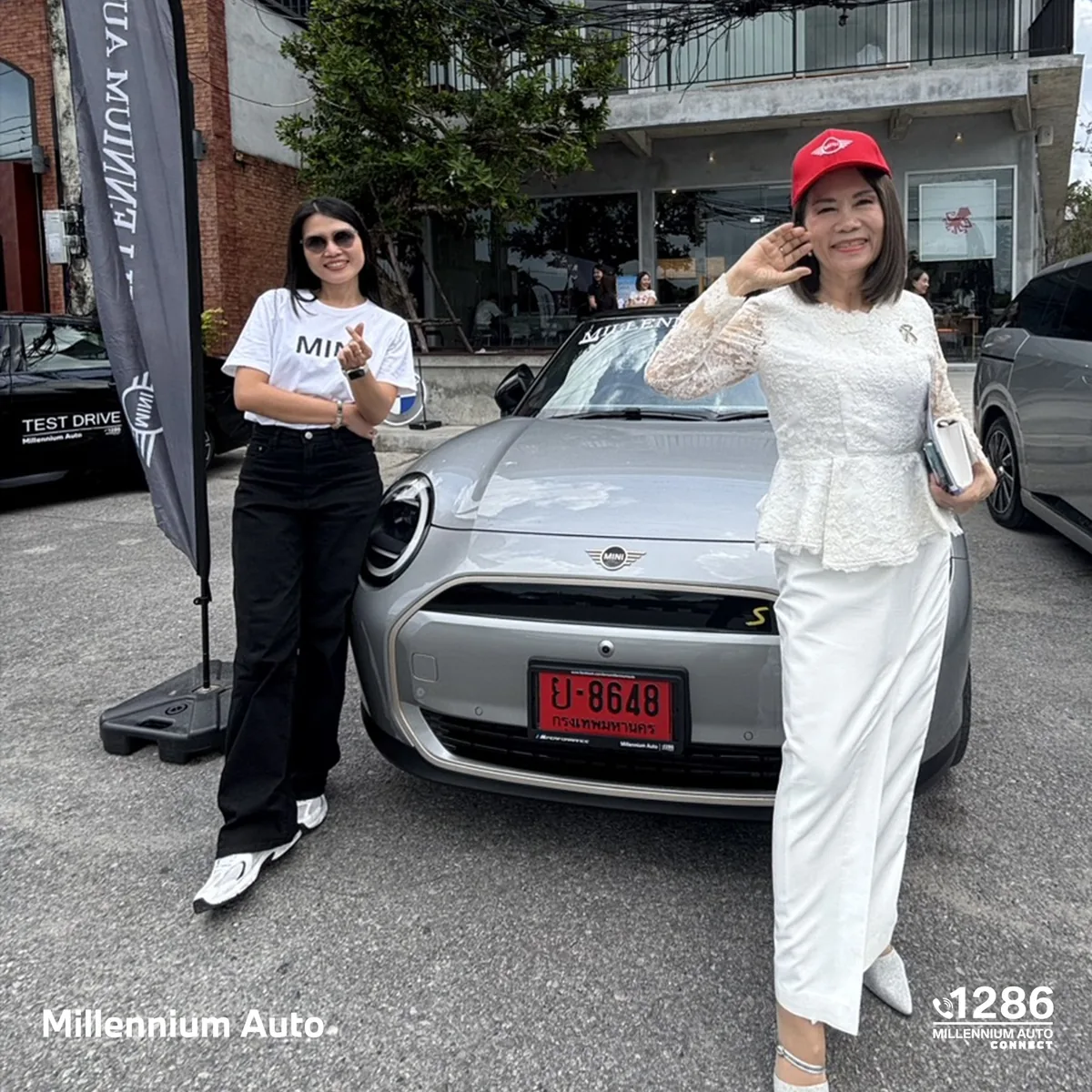 ผู้ร่วมงานกับรถ MINI ในกิจกรรม Weekend Drive ผู้ร่วมงานถ่ายภาพคู่กับรถ MINI ภายในกิจกรรม Weekend Drive at Heavyweight Brunch Bars