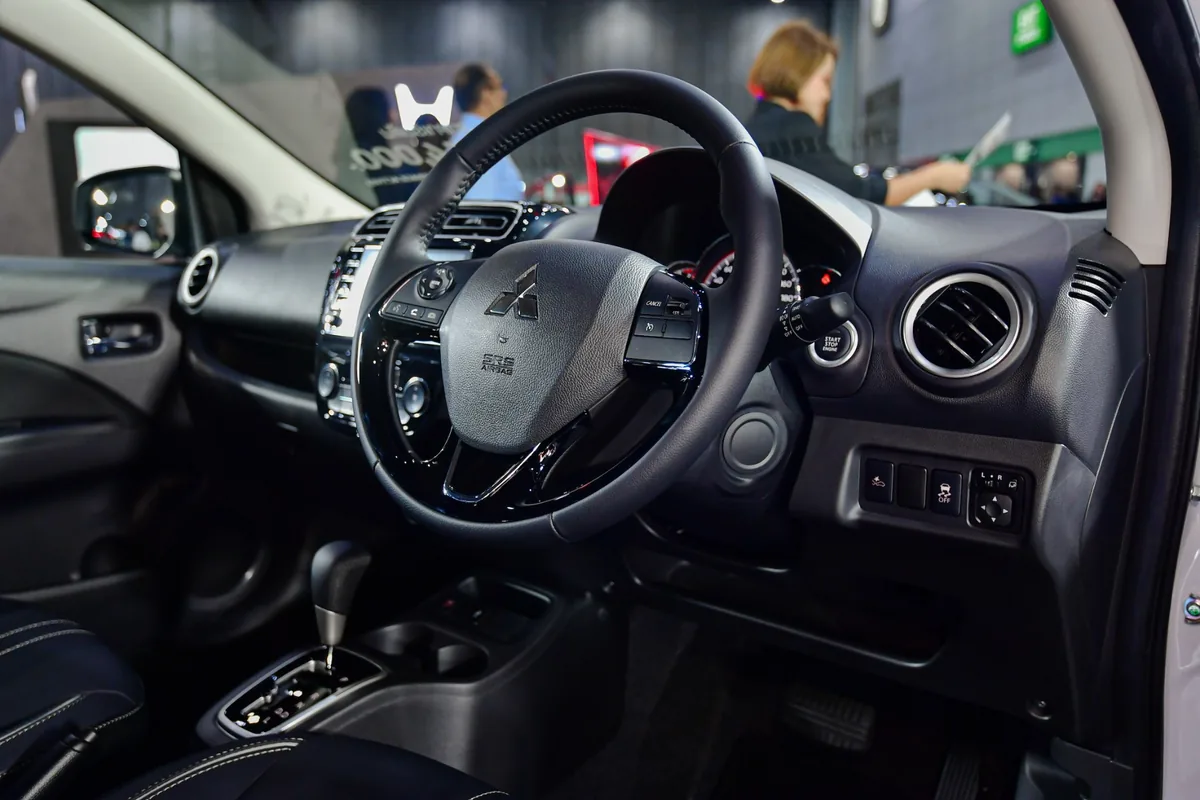 ห้องคนขับและพวงมาลัย Mitsubishi Attrage 2026 ห้องคนขับ Mitsubishi Attrage 2026 พร้อมพวงมาลัยและปุ่มสตาร์ต