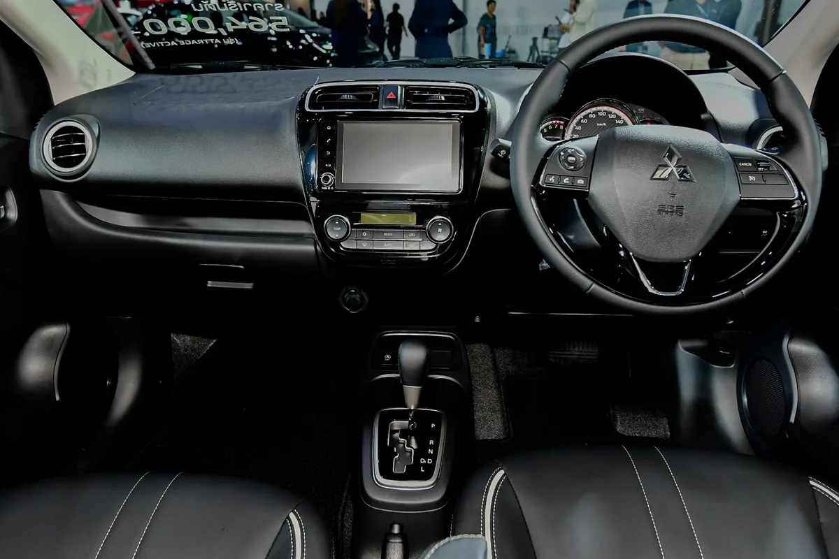 แผงคอนโซลหน้าและห้องโดยสาร Mitsubishi Attrage 2026 ห้องโดยสาร Mitsubishi Attrage 2026 มุมมองแผงคอนโซลหน้าและพวงมาลัย