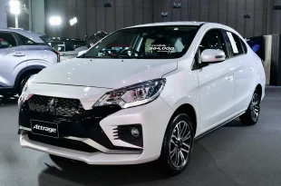 Mitsubishi Attrage 2026 สีขาว มุมด้านหน้าสามส่วนในงาน FAST Auto Show Thailand 2026