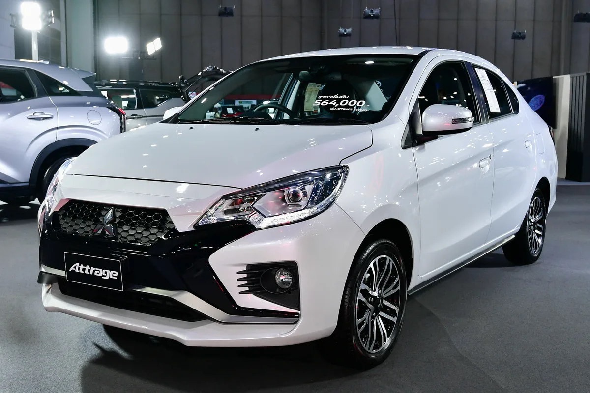 Mitsubishi Attrage 2026 สีขาว เปิดตัวในงาน FAST Auto Show Thailand 2026 Mitsubishi Attrage 2026 สีขาว มุมด้านหน้าสามส่วนในงาน FAST Auto Show Thailand 2026
