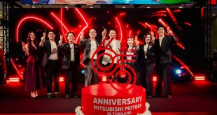 ผู้บริหารและผู้ร่วมงานยกแก้วฉลองครบรอบ 65 ปี มิตซูบิชิ มอเตอร์ส ในประเทศไทย
