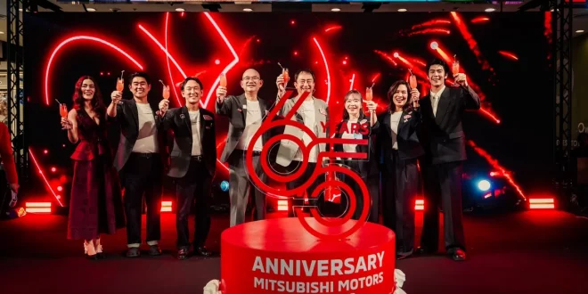 ผู้บริหารและผู้ร่วมงานยกแก้วฉลองครบรอบ 65 ปี มิตซูบิชิ มอเตอร์ส ในประเทศไทย