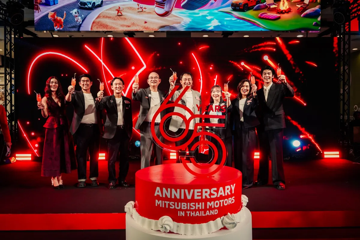 ฉลอง 65 ปี มิตซูบิชิ มอเตอร์ส ประเทศไทย ผู้บริหารและผู้ร่วมงานยกแก้วฉลองครบรอบ 65 ปี มิตซูบิชิ มอเตอร์ส ในประเทศไทย