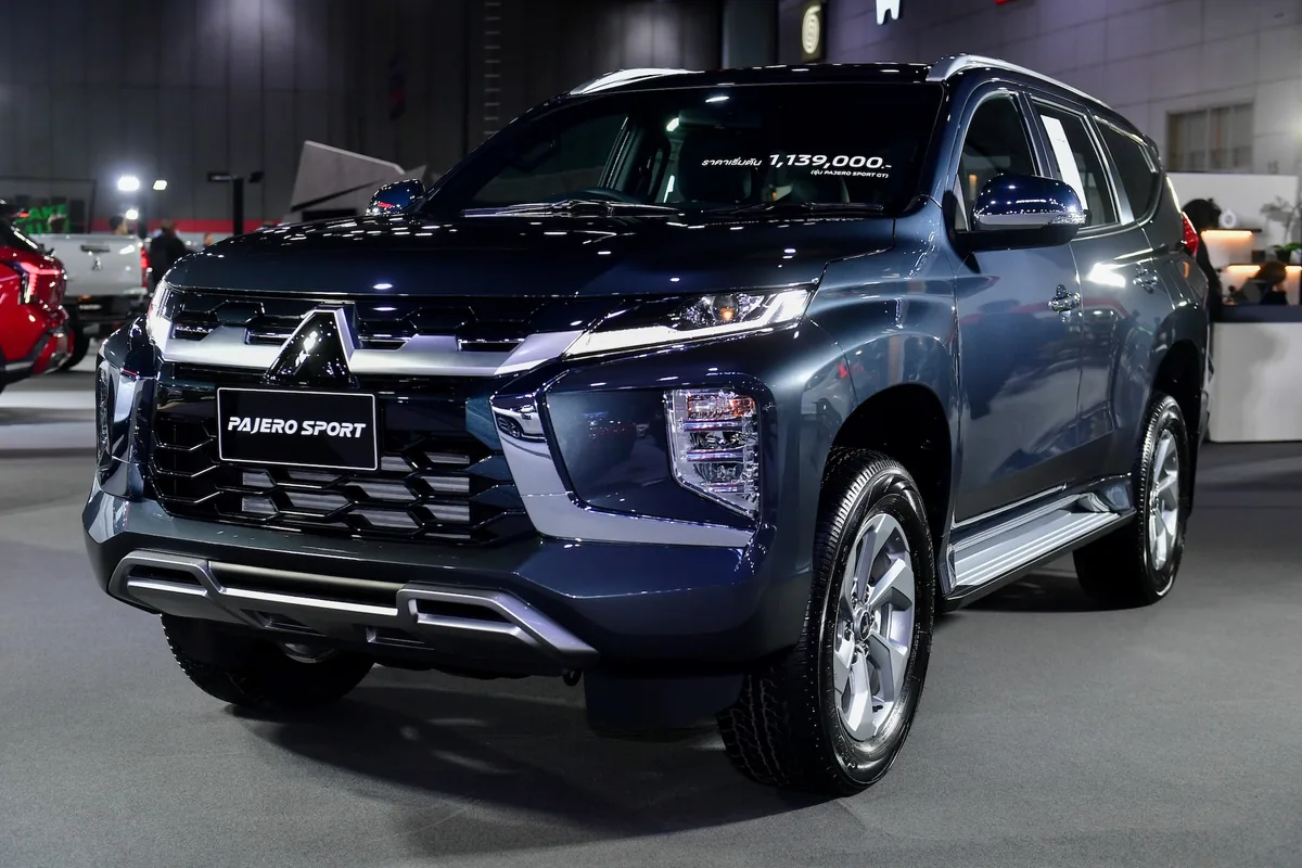Mitsubishi Pajero Sport GT 2026 สีน้ำเงิน Mitsubishi Pajero Sport GT 2026 สีน้ำเงิน มุมด้านหน้าสามส่วน