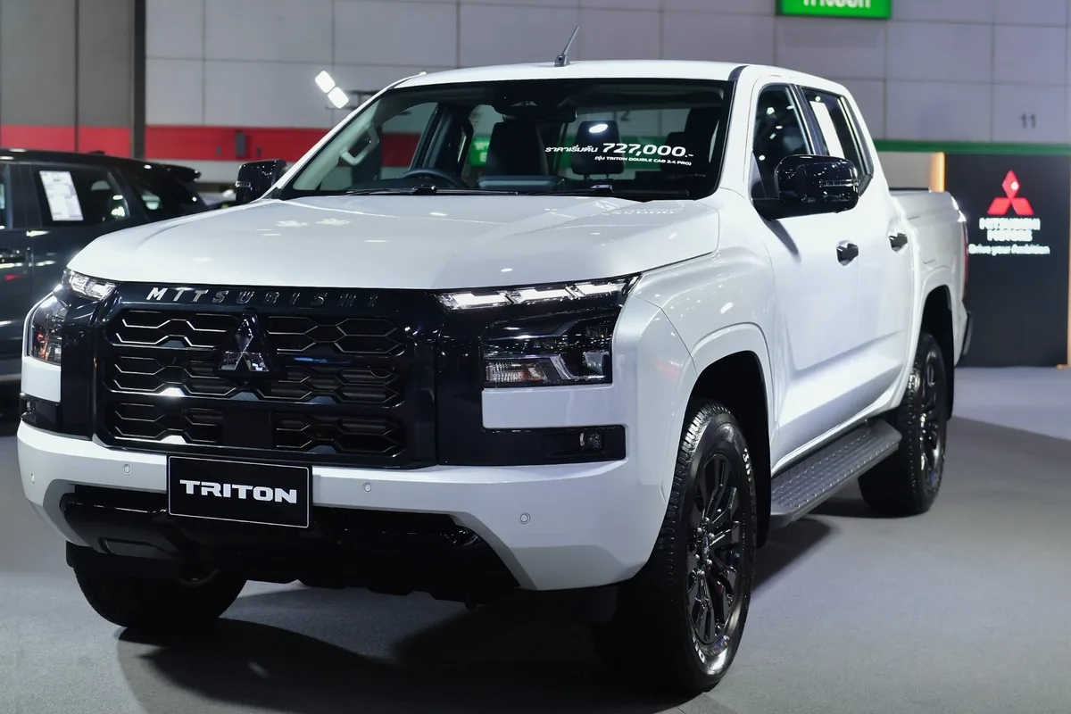 Mitsubishi Triton Double Cab Plus Ultra สีขาว Mitsubishi Triton Double Cab Plus Ultra สีขาว มุมด้านหน้าสามส่วน