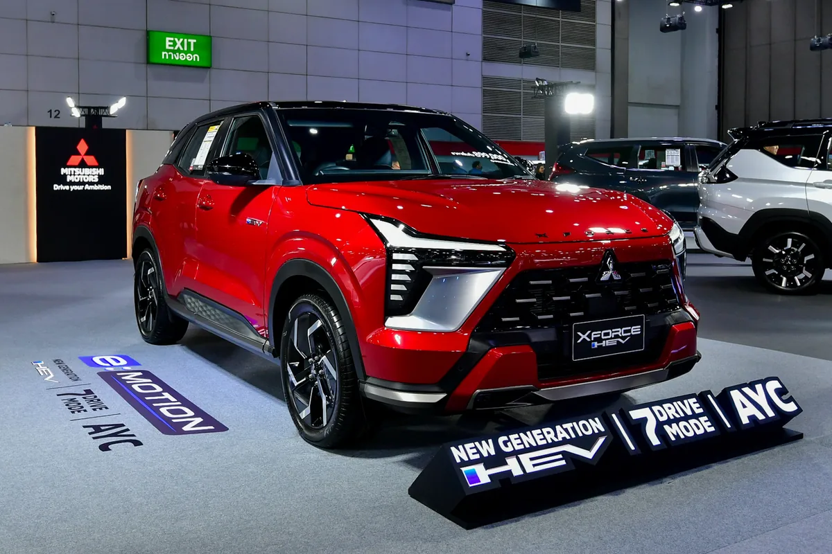 Mitsubishi XFORCE HEV Ultimate X สีแดง ภายในงาน FAST Auto Show 2026 Mitsubishi XFORCE HEV Ultimate X สีแดง มุมด้านหน้าสามส่วนในงาน FAST Auto Show 2026