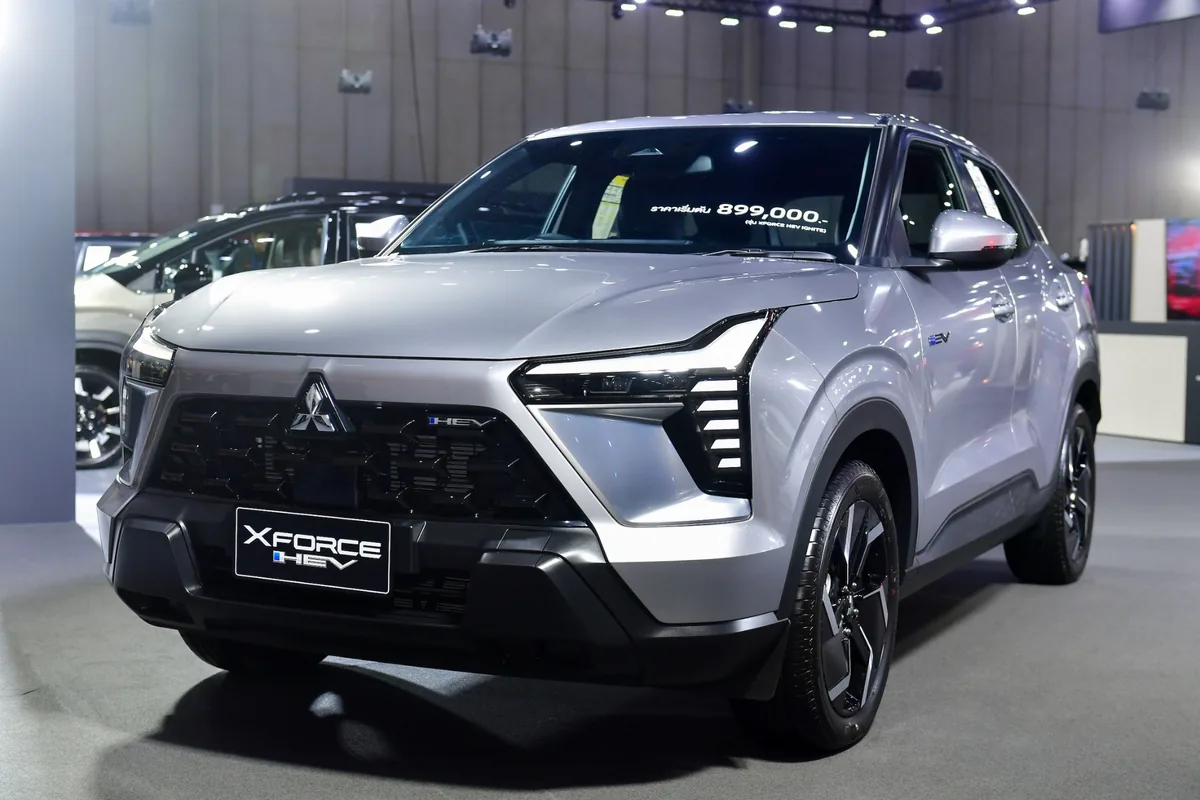 Mitsubishi XFORCE HEV Ultimate X สีเงิน Mitsubishi XFORCE HEV Ultimate X สีเงิน มุมด้านหน้าสามส่วน