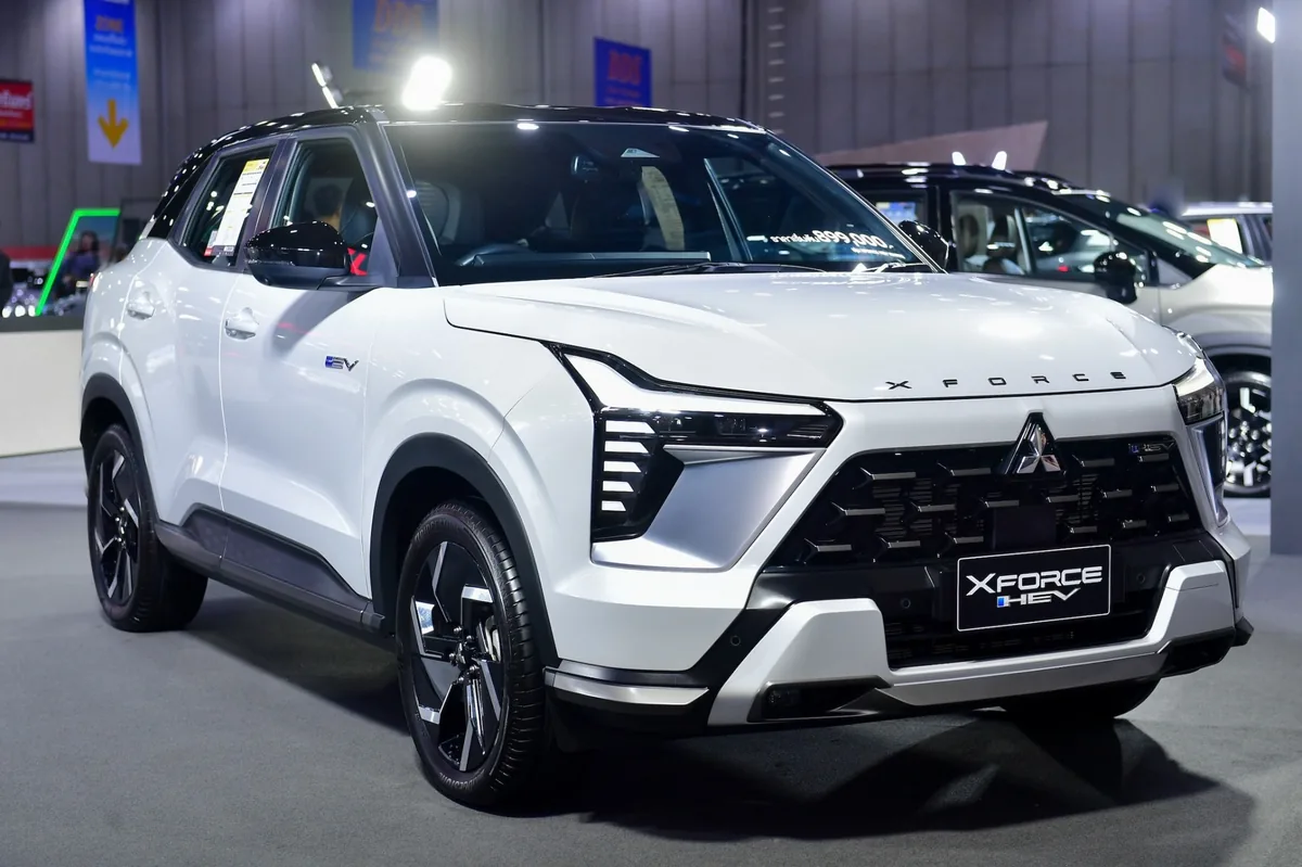 Mitsubishi XFORCE HEV Ultimate X สีขาวหลังคาดำ Mitsubishi XFORCE HEV Ultimate X สีขาวหลังคาดำ มุมด้านหน้าสามส่วน