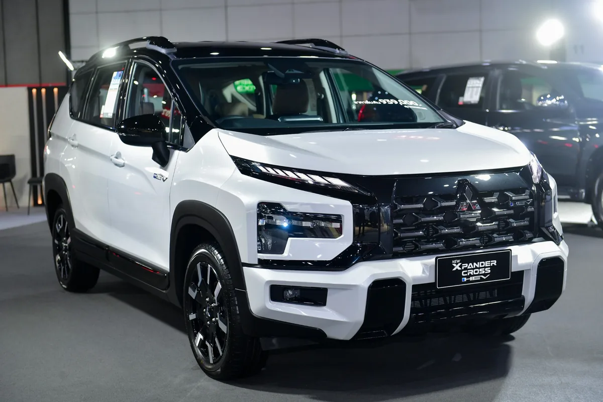 Mitsubishi Xpander Cross HEV ใหม่ สีขาว Mitsubishi Xpander Cross HEV ใหม่ สีขาว มุมด้านหน้าสามส่วน