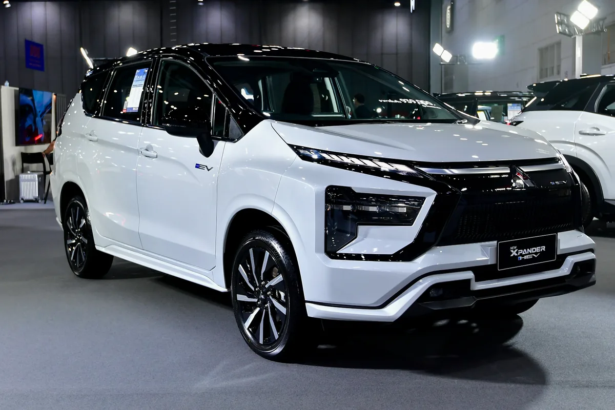 Mitsubishi Xpander HEV ใหม่ สีขาว Mitsubishi Xpander HEV ใหม่ สีขาว มุมด้านหน้าสามส่วน