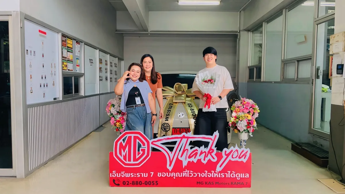 ส่งมอบ NEW MG URBAN ให้ลูกค้าที่เอ็มจี พระราม 7 ลูกค้ารับมอบ NEW MG URBAN พร้อมช่อดอกไม้ที่โชว์รูมเอ็มจี พระราม 7