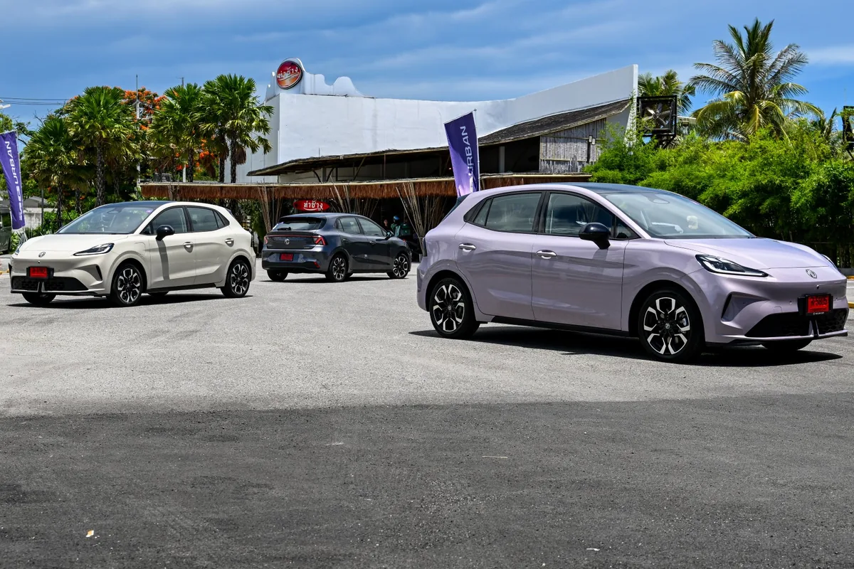 NEW MG URBAN รถยนต์ไฟฟ้า 3 สี NEW MG URBAN รถยนต์ไฟฟ้ารุ่นใหม่ 3 สี จอดเรียงกันระหว่างกิจกรรมทดลองขับ