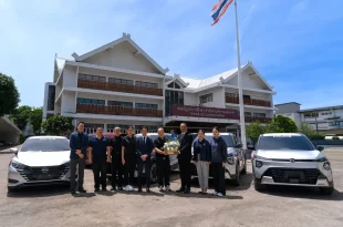 นิสสันส่งมอบรถยนต์ให้กองบัญชาการศึกษา สำนักงานตำรวจแห่งชาติ พร้อมถ่ายภาพร่วมหน้ากองบัญชาการศึกษา