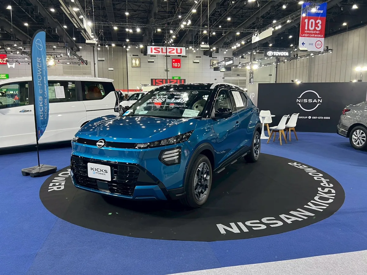 Nissan Kicks e-POWER 2026 สีฟ้า ในงาน FAST Auto Show 2026 Nissan Kicks e-POWER 2026 สีฟ้า มุมด้านหน้าสามส่วน ในงาน FAST Auto Show 2026