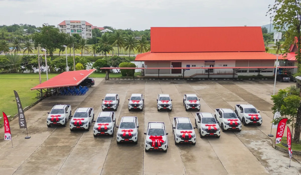 ภาพมุมสูง Nissan Navara 13 คัน สำหรับภารกิจสาธารณสุขจังหวัดตาก ภาพมุมสูงรถกระบะ Nissan Navara จำนวน 13 คัน ที่จัดเตรียมส่งมอบให้แก่องค์การบริหารส่วนจังหวัดตาก