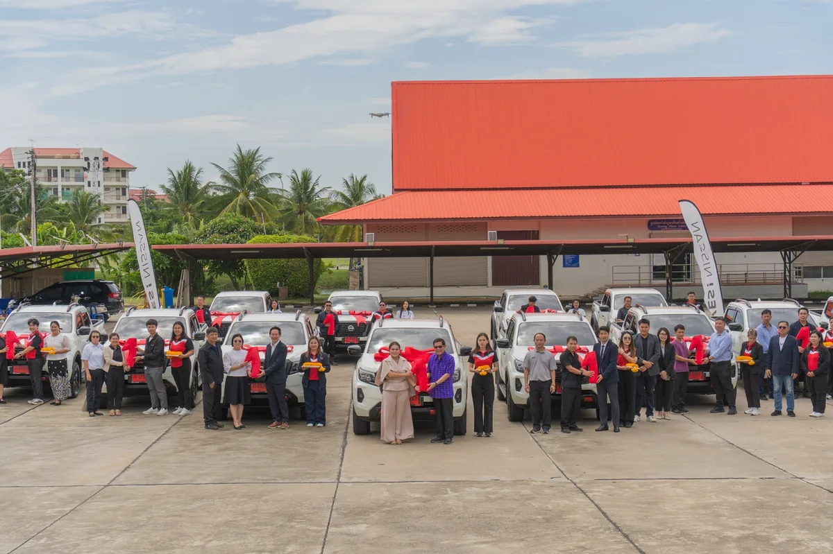 พิธีส่งมอบ Nissan Navara 13 คัน ให้องค์การบริหารส่วนจังหวัดตาก ภาพหมู่พิธีส่งมอบรถกระบะ Nissan Navara จำนวน 13 คัน ให้แก่องค์การบริหารส่วนจังหวัดตาก