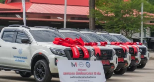รถกระบะ Nissan Navara จำนวน 13 คัน จอดเรียงพร้อมป้ายส่งมอบให้แก่องค์การบริหารส่วนจังหวัดตาก